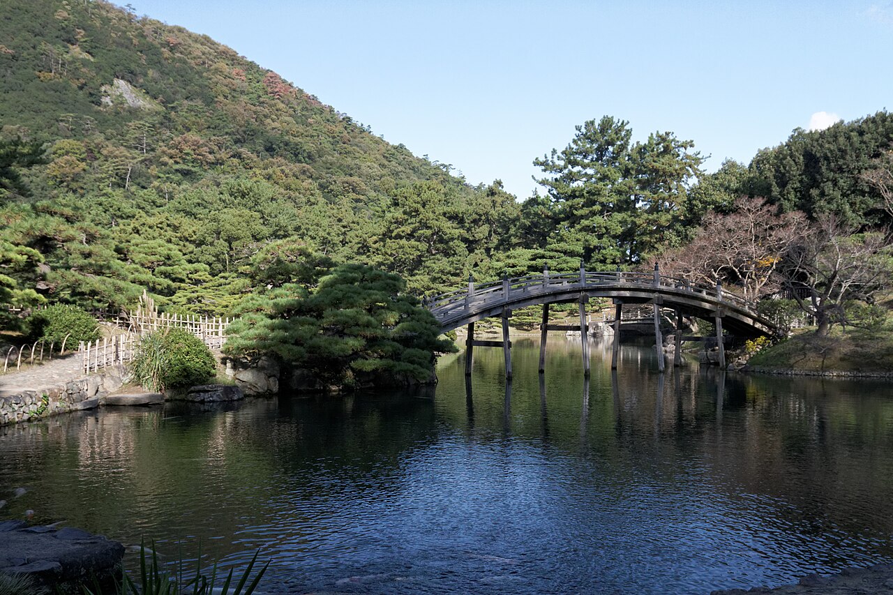 栗林公園偃月橋與南湖