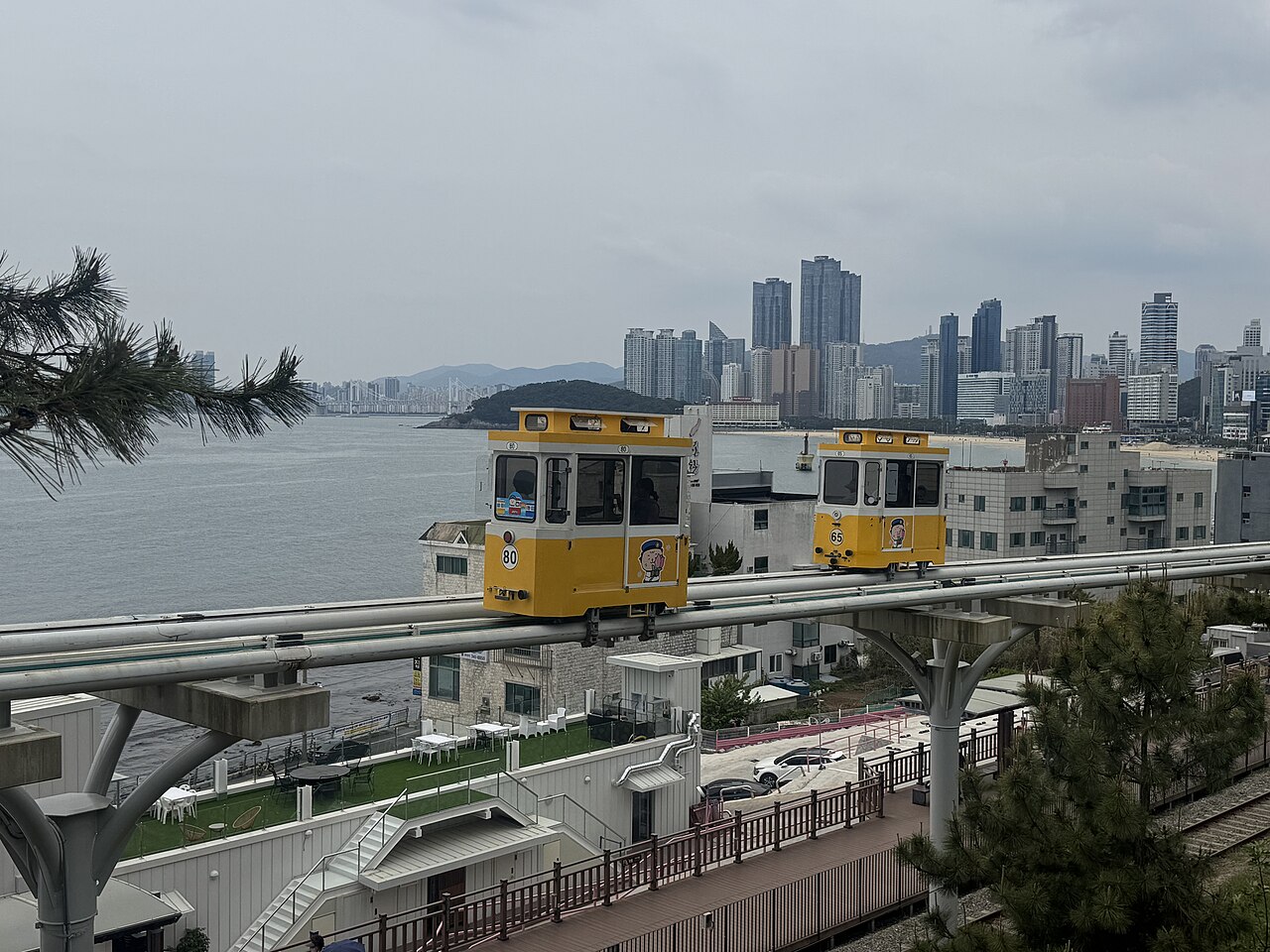 海雲台海邊高架上的天空膠囊列車