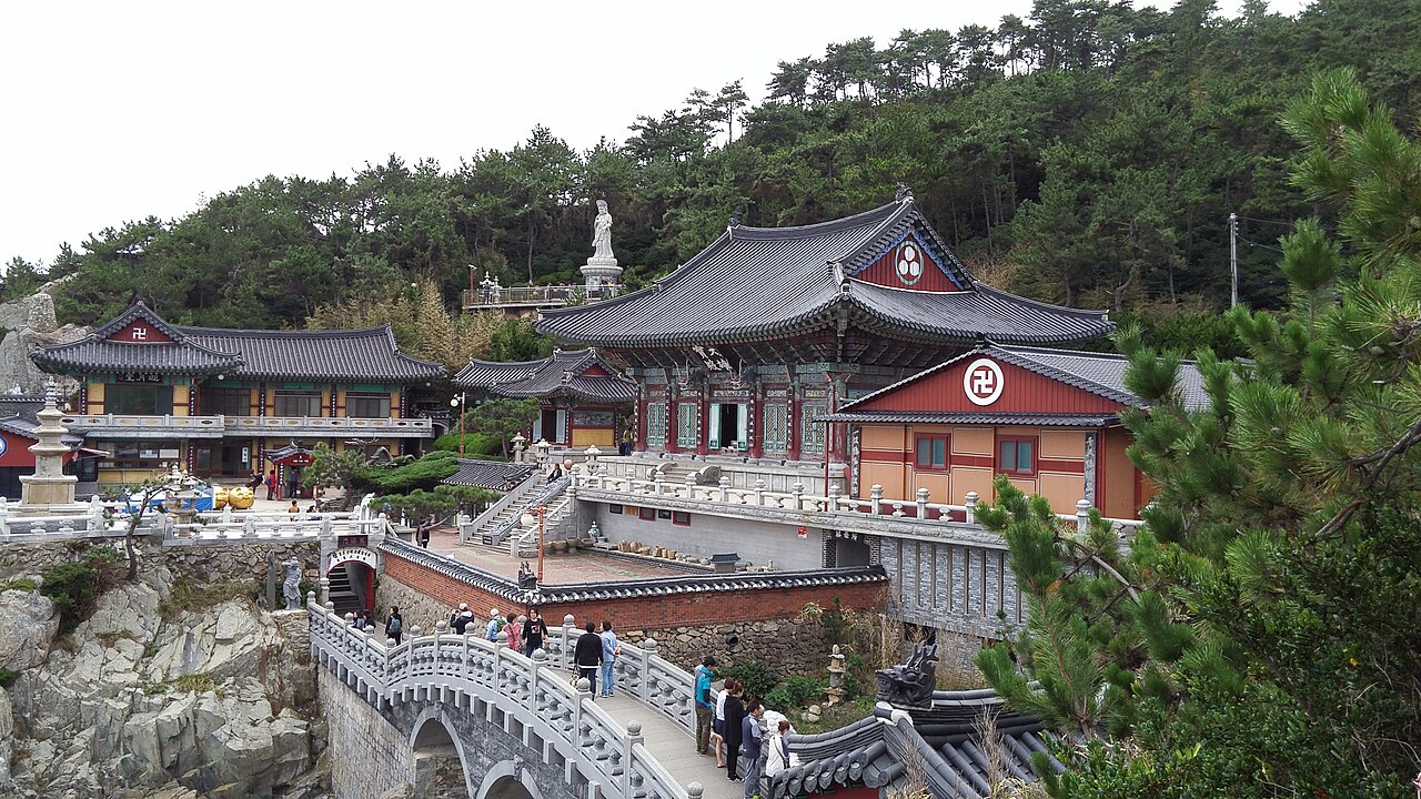 海邊岩岸上的海東龍宮寺