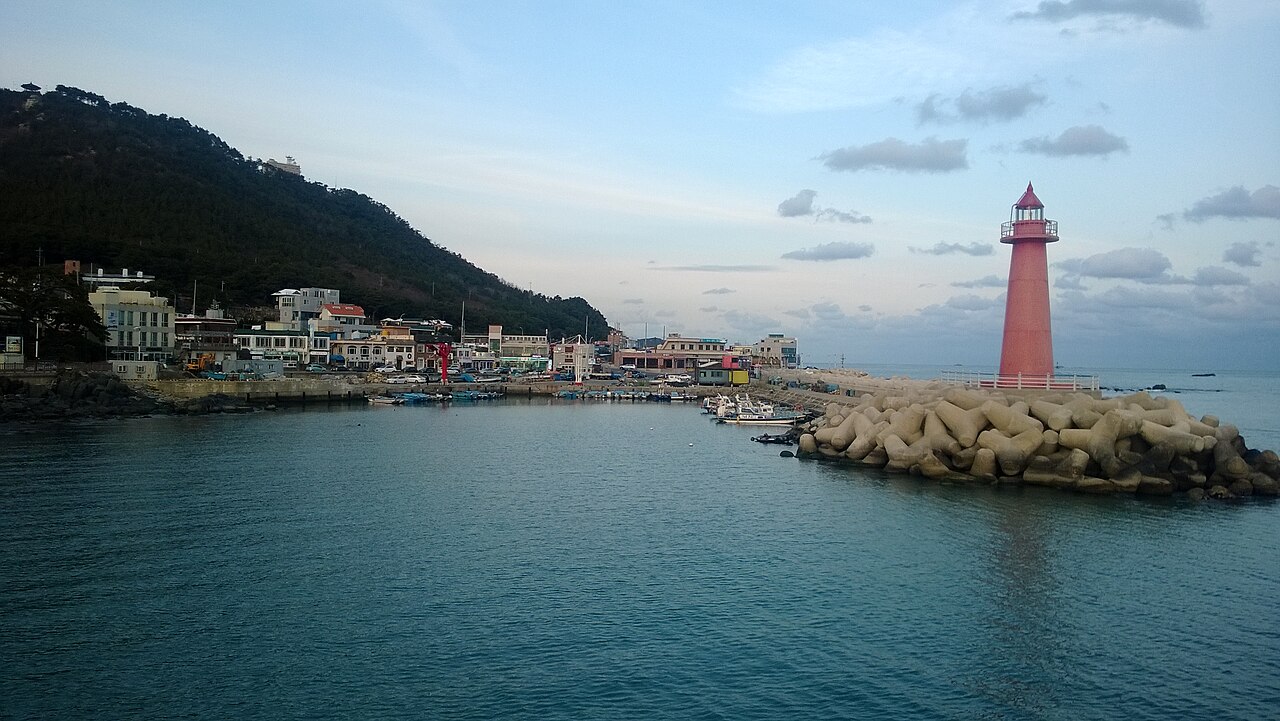 青沙浦漁港和紅色燈塔