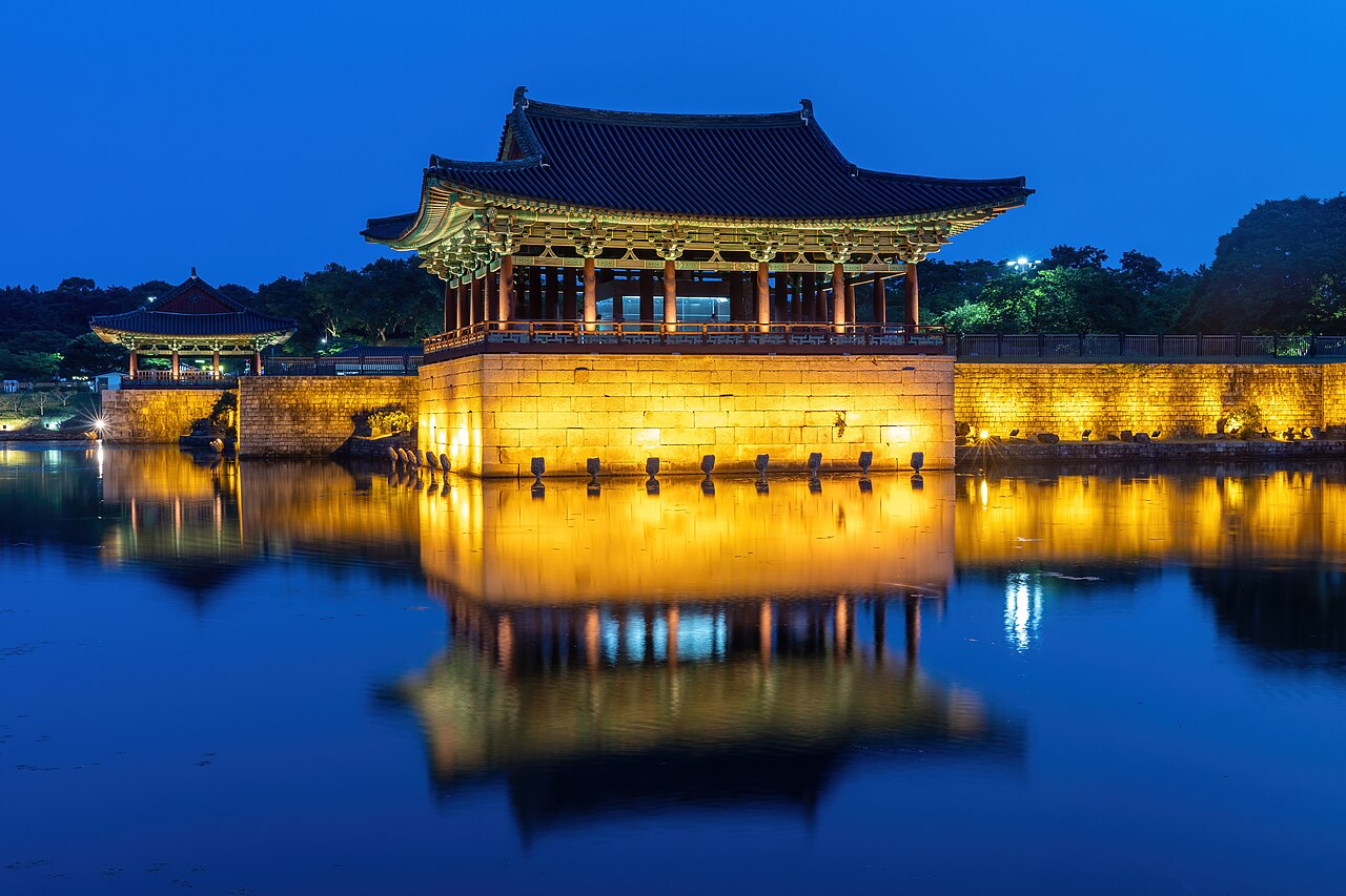 東宮與月池的夜景倒影