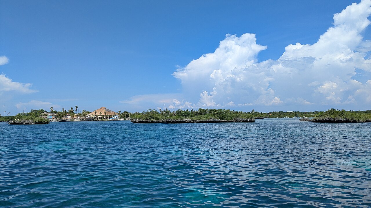 麥克坦外海，遠方是奧朗哥島